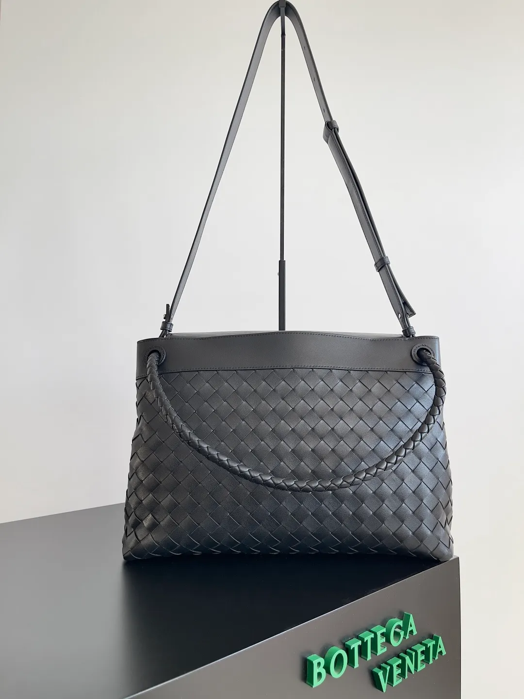Batch 2460 BOTTEGA VENETA 2025 new men's ANDIAMO backpack Bottega Veneta's main recommendation is undoubtedly Andiamo. The first new favorite of 2025 is a men's splayed buckle bag. It can be seen that the designer has used many small ideas. The detachable cross-body strap is very convenient for elite office workers to carry their work diary. Reduce the burden on your hands when carrying office supplies. The interior is divided into two large compartments and a small zippered compartment. Unlike the women's model, the compartments here are not detachable. The fixed large single layer also makes it easier to pack lightly when going out to work and avoids the accumulation of too many small items. Style number: 807715 Size: 37*26*13cm